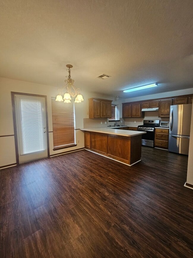 Foto del edificio - (3) Bed/(2) Bath Avail NOW! Eagle Cliff Addition!