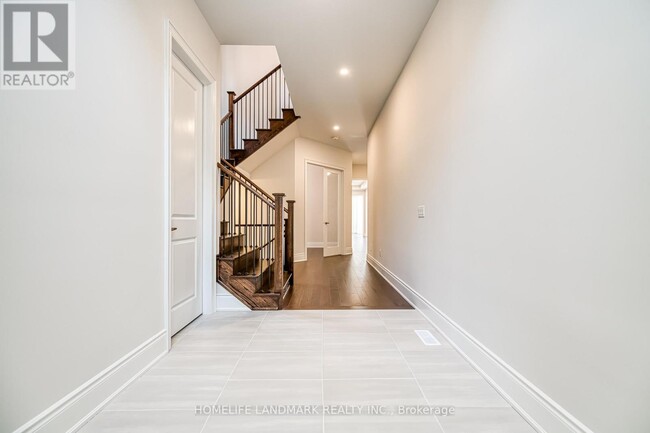 Building Photo - 160 Winthrop Cres