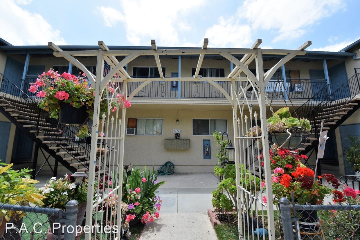 Primary Photo - 2 br, 1 bath Apartment - 24743 Apple Stree...