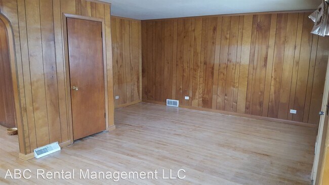 Building Photo - 3 br, 1 bath House - 702 Townline Rd