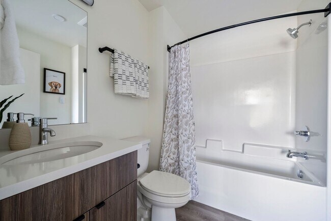 Foto del edificio - Edgewater Apartments: Tranquil Canal-Side ...