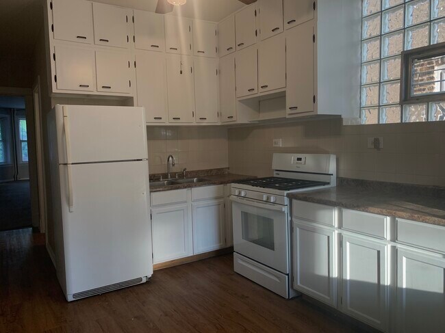 Foto del edificio - 2308 N Harding Ave