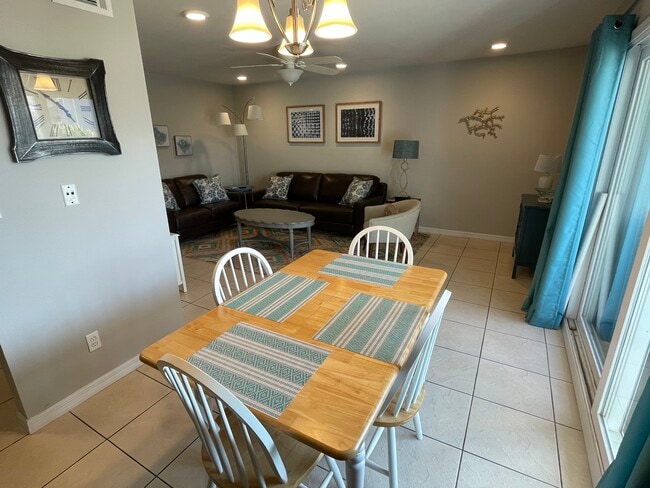 Desayuno/Comida - 1650 Via de Luna Dr