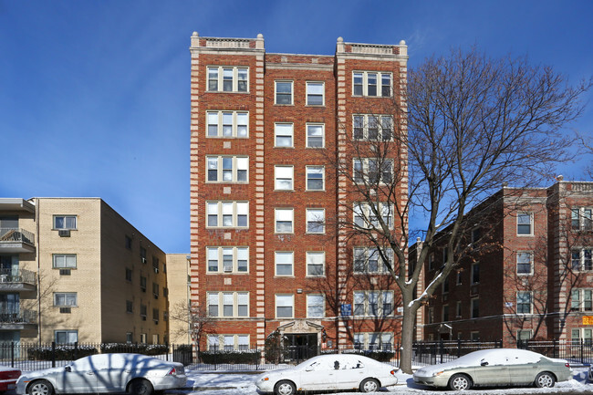Building Photo - 1628 W Sherwin Ave