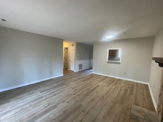 Building Photo - Condo in the heart of Winston-Salem!