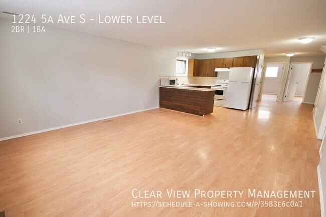 Photo du bâtiment - Lower level suite in the heart of Lethbridge with garage!