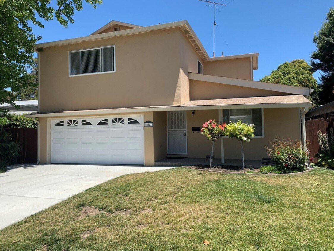 Foto principal - Spacious 4 Bedroom 2 Bath Santa Clara Home...