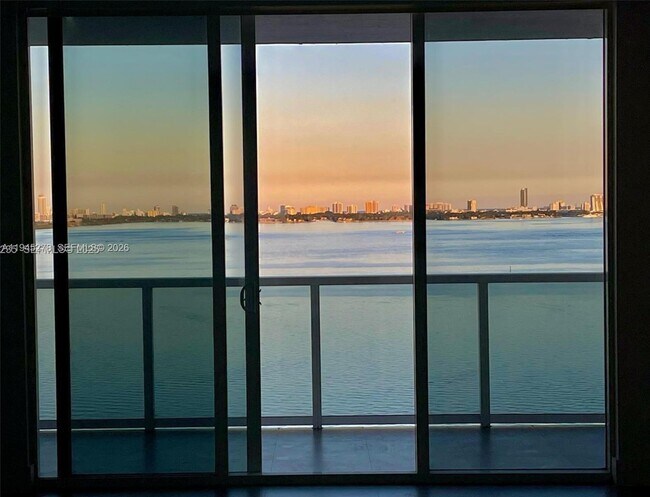 Foto del edificio - 600 NE 27th St