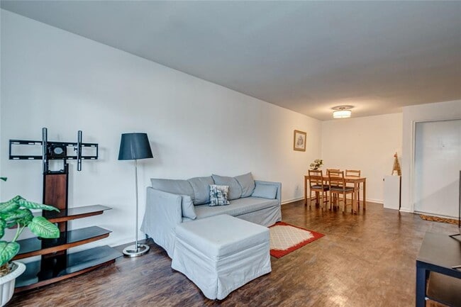 Building Photo - 2824 S Bartell Dr
