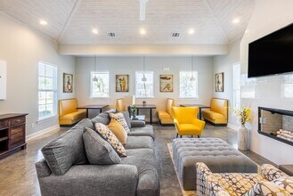 Building Photo - Country Club Cottages
