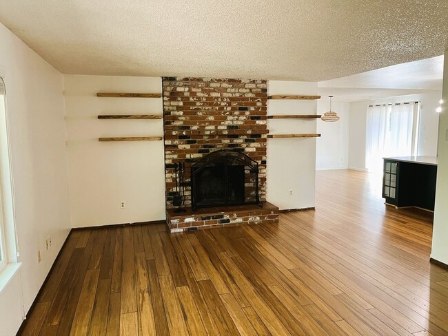 Foto del edificio - HALF OFF OF FIRST MONTH'S RENT! Beautifull...