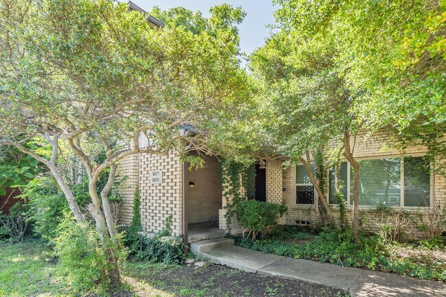 Foto del edificio - UPDATED 2 bedroom, 1 bathroom with 1 garage space