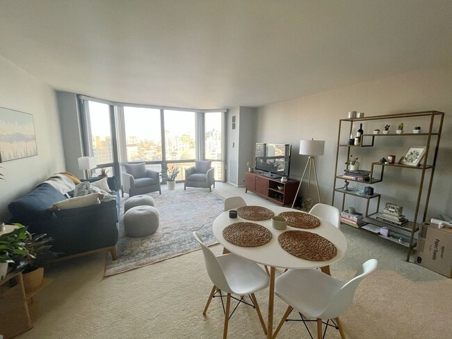 Foto del edificio - 2650 N Lakeview Ave