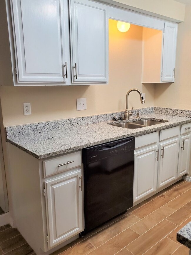 Building Photo - *** SPECIAL $300 OFF 1ST MONTH’S RENT***Available Now! Best Value in North OKC – Comfortable Cond...