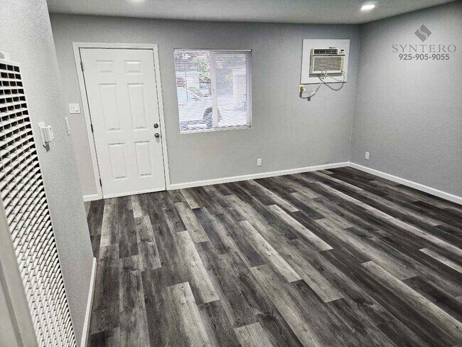 Building Photo - Newly Renovated Ground Floor Apartment off...