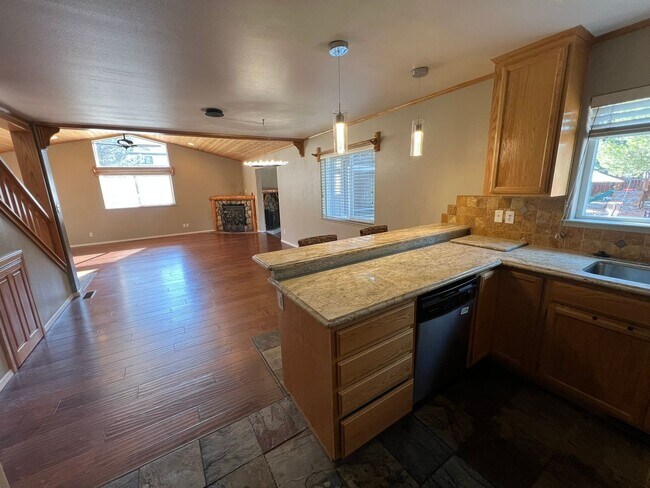 Building Photo - Large mountain home with 2 car garage