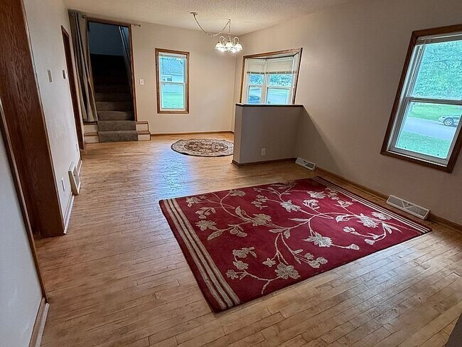 Building Photo - 425 3rd St E