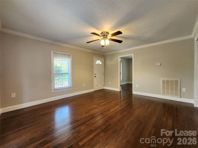 Foto del edificio - 121 Willow Ln NW