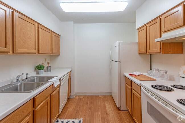 1BR, 1BA - 570 - 1,210SF - Stonehouse Square Apartments