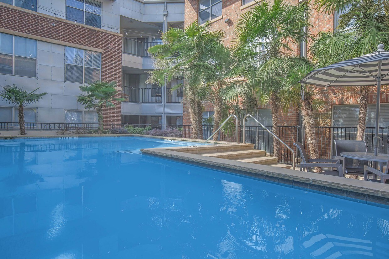 1001 Ross Apartments Dallas, TX