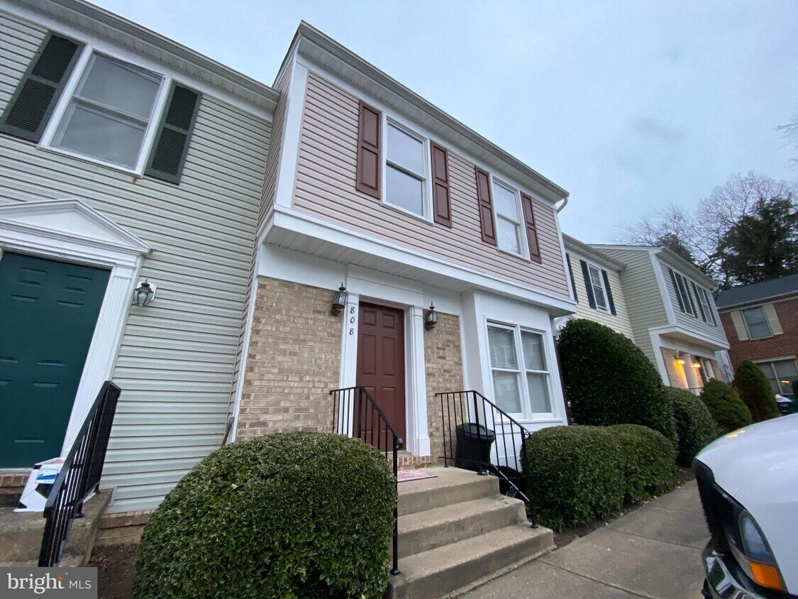 Building Photo - 808 Grove Ave
