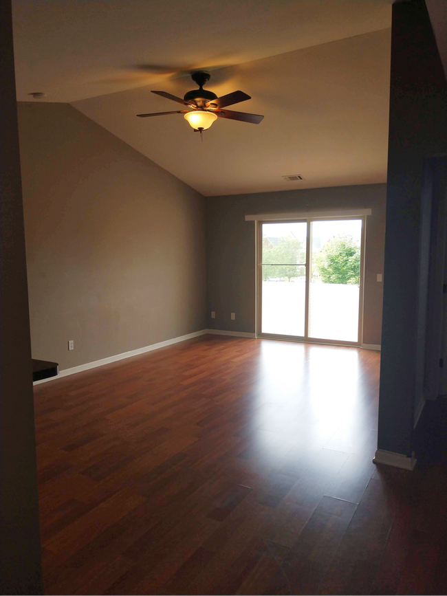 Foto del edificio - Upper Condo in Woodside Meadows