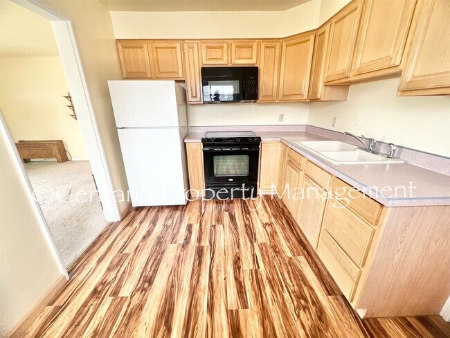 Foto del edificio - RARE FIND- Available 4 bedroom 1 1/2 bathr...