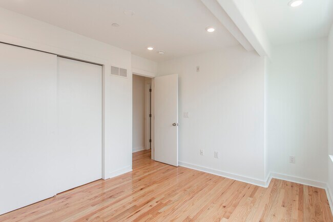 Building Photo - 2123 Dickinson St