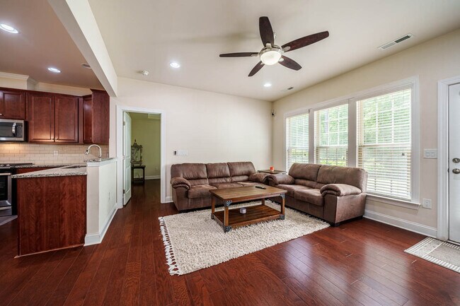 Foto del edificio - 226 Daymire Glen Ln