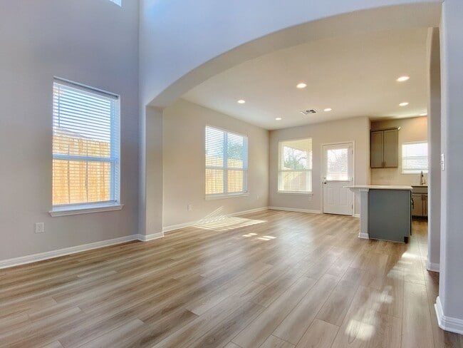 Building Photo - Beautiful and Spacious 4/BR 3.5/BA Modern ...