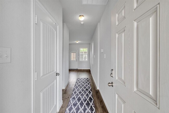 Foto del edificio - Beautifully maintained 2-story home in the desirable Camillo Lakes community, offering 3 bedrooms...