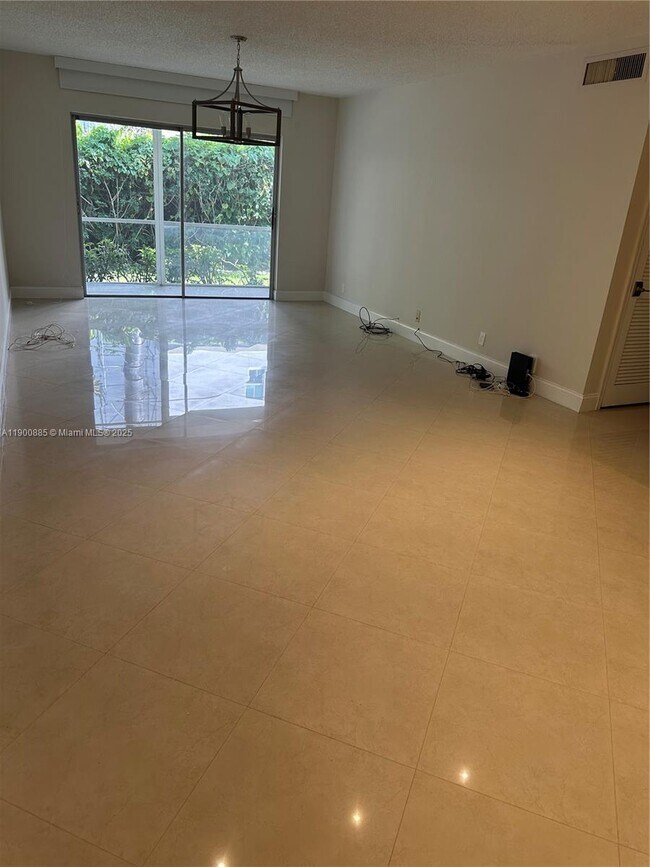 Foto del edificio - 6600 NE 22nd Way