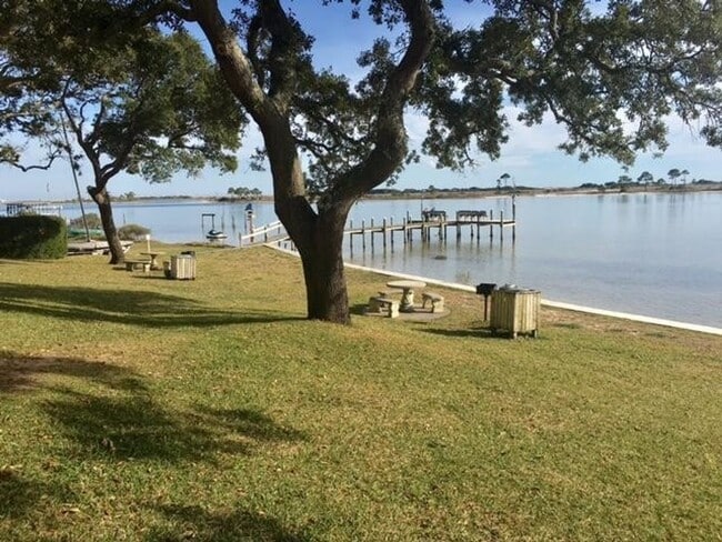 Building Photo - 1 bedroom for rent with community pool, laundry & waterfront!