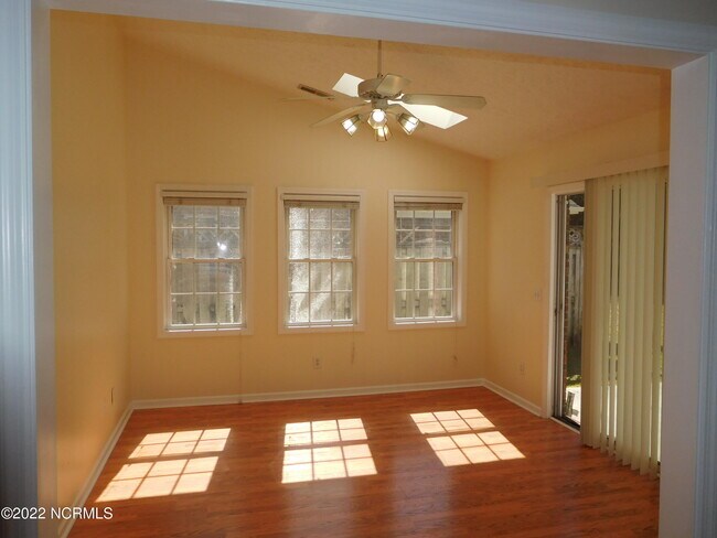 Foto del edificio - 6200 Sugar Pine Dr