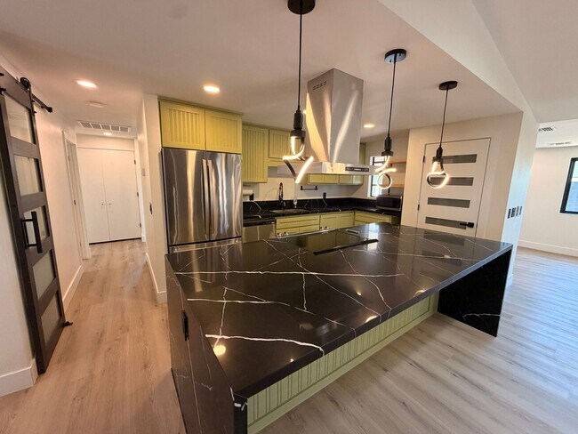 Foto del edificio - Updated 3 Bed / 2Bath Northeast Phoenix Home Ready for Immediate Move In w/ NO Carpet!