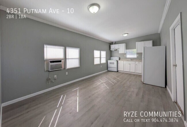 Foto del edificio - 4351 Putnam Ave