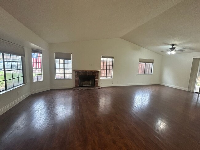 Building Photo - Charming Home in Miramonte