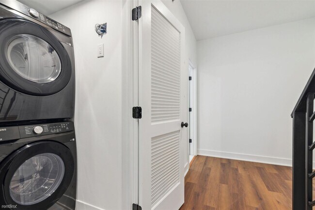 Foto del edificio - 2 br, 1 bath Triplex - 2554 FRANKFORD AVE ...