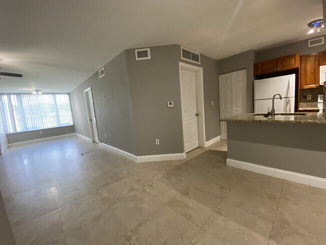 Foto del edificio - 2820 N Oakland Forest Dr