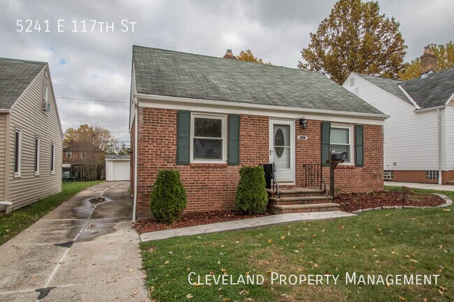 Building Photo - Lovely Brick Bungalow