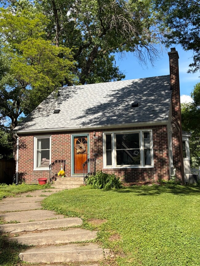 Building Photo - 1502 Albert St N
