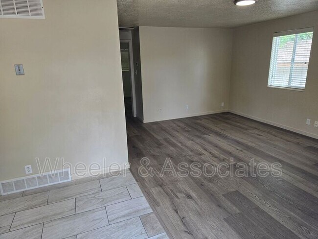 Foto del edificio - 3070 Eccles Ave