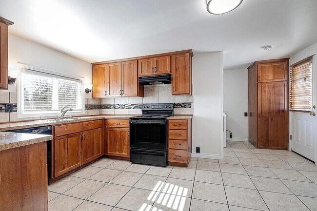 Foto del edificio - Charming Cornelius Home with Hardwood Floors, Detached Two-Car Garage, Expansive Outdoor Living &...