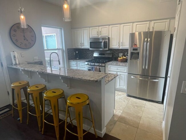 Foto del edificio - LOCATION!  Newer contemporary townhome 2 b...