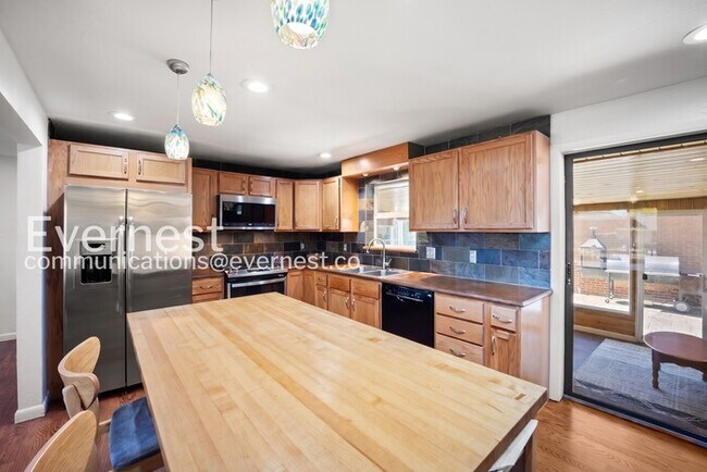 Foto del edificio - 4-Bed/2-Bath House Charming Home with Fenced Yard/ Available Now!