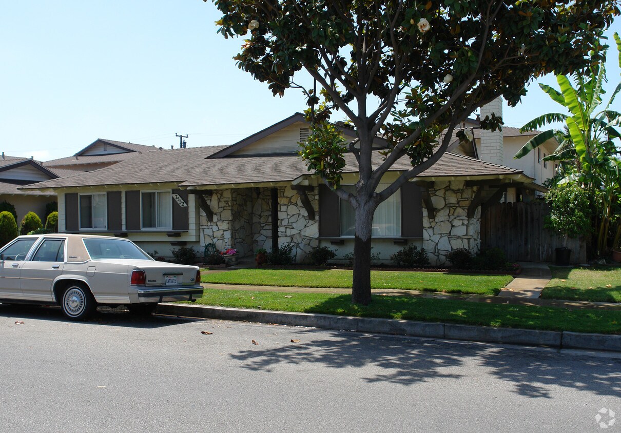 Primary Photo - 7552 Amazon Dr