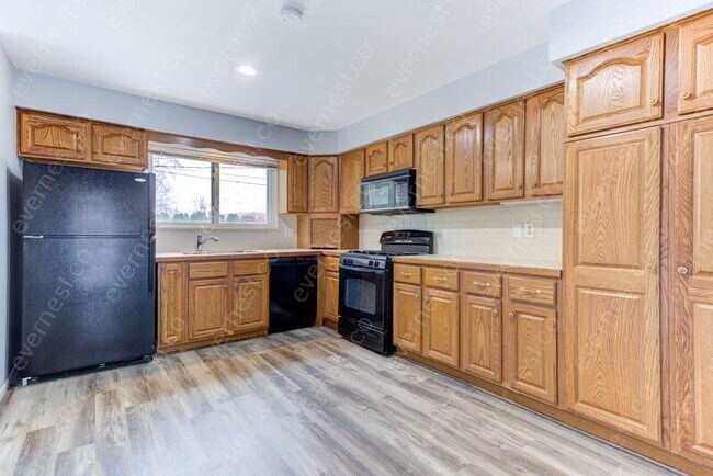 Foto del edificio - 31130 Roan Ave