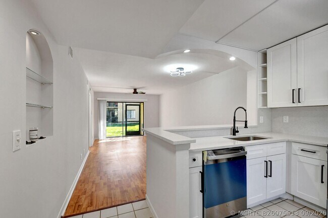 Foto del edificio - 6550 Somerset Dr