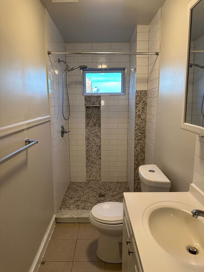 Building Photo - Spacious East Baltimore Home for Rent! Cen...