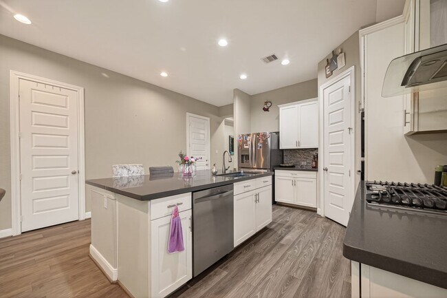 Foto del edificio - 2209 Hidden Meadow Ln
